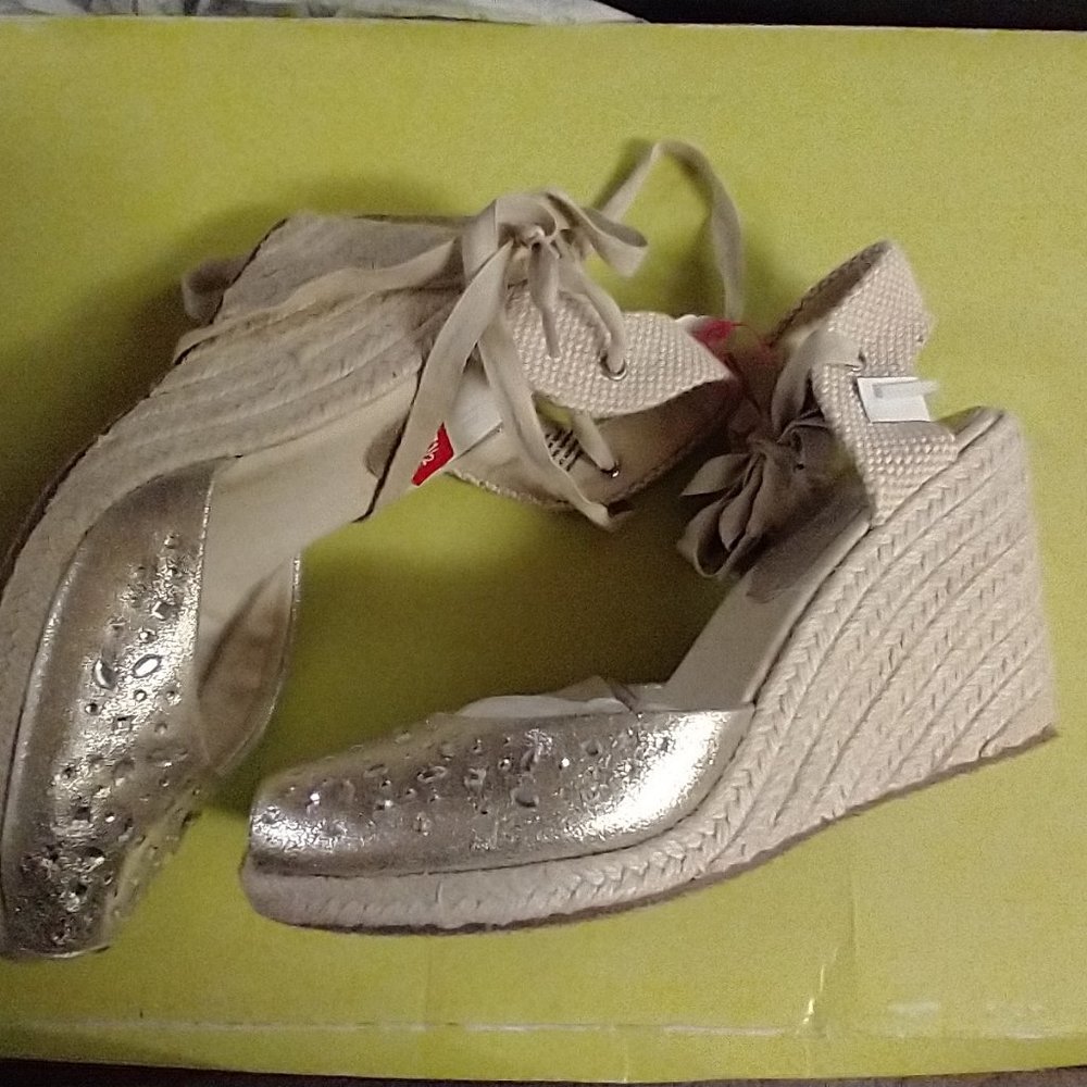Enzo Angiolini Eaavior ltgold espadrilles wedges size.7.5